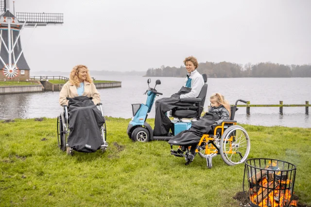 Rollstuhldecke wird von Rollstuhlfahrern draußen getragen.