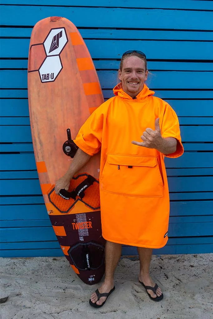 Professioneller Surfer trägt den Belieff Surf Poncho Softshell